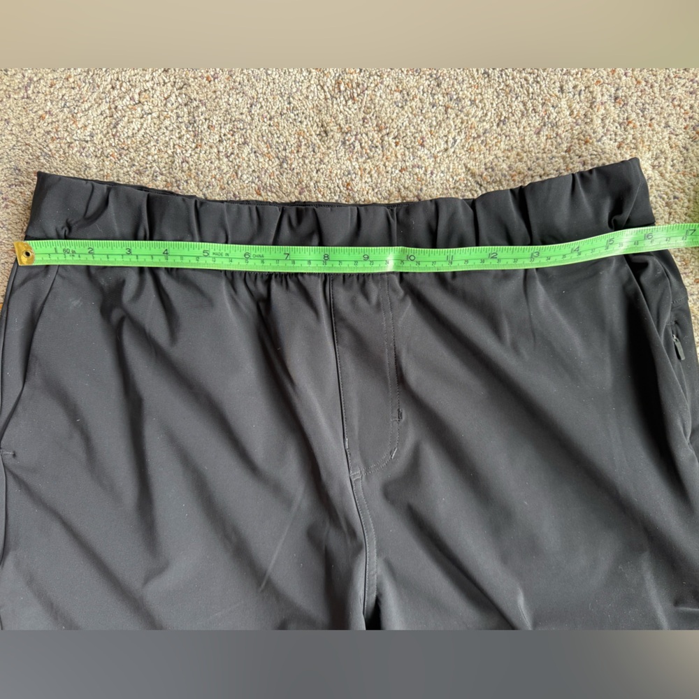 Vuori Black Ankle Cropped Performance Pants - Picture 3 of 6
